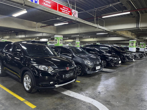 Mobil bekas di WTC Mangga Dua. Foto: Fitra Andrianto/kumparan