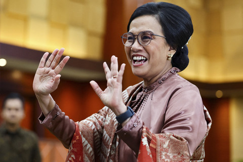 Menteri Keuangan Indonesia yang akan keluar Sri Mulyani Indrawati melambai kepada wartawan usai upacara serah terima jabatan di Kementerian Keuangan di Jakarta, Selasa (9/9/2025). Foto: Willy Kurniawan/REUTERS
