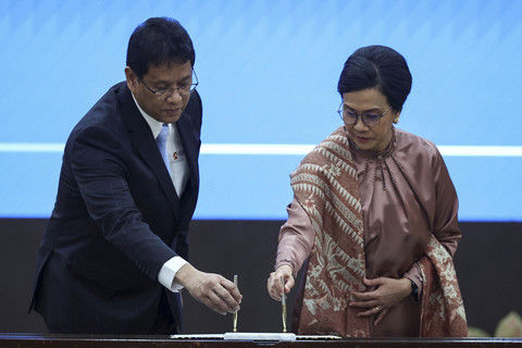 Menteri Keuangan Indonesia yang baru diangkat Purbaya Yudhi Sadewa dan Menteri Keuangan yang akan keluar Sri Mulyani Indrawati menghadiri upacara serah terima di Kementerian Keuangan di Jakarta, Selasa (9/9/2025). Foto: Willy Kurniawan/REUTERS