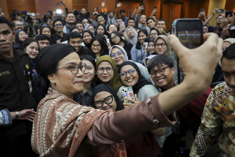 Mantan Menteri Keuangan Sri Mulyani Indrawati berswafoto dengan awak media saat serah terima jabatan Menteri Keuangan di Kemenkeu, Jakarta, Selasa (9/9/2025). Foto: Willy Kurniawan/Reuters