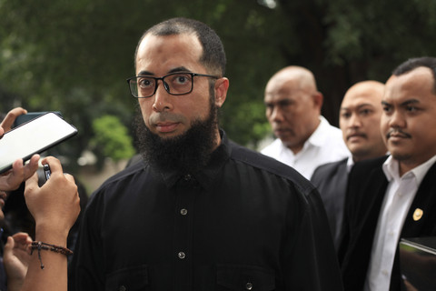 Pemilik Uhud Tour Khalid Basalamah (kanan) didampingi tim penasehat hukum tiba di gedung Merah Putih KPK, Jakarta, Selasa (9/9/2025). Foto: Reno Esnir/ANTARA FOTO