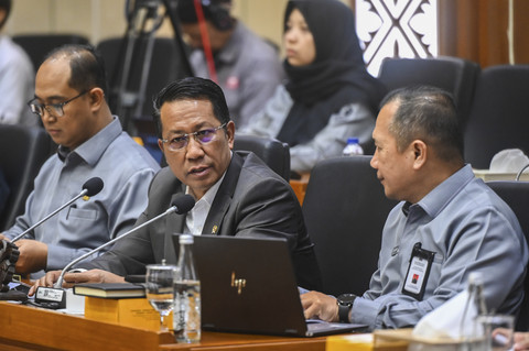 Menteri Hukum Supratman Andi Agtas (tengah) mengikuti rapat kerja dengan Badan Legislasi (Baleg) DPR di Kompleks Parlemen, Senayan, Jakarta, Selasa (9/9/2025). Foto: Rivan Awal Lingga/ANTARA FOTO