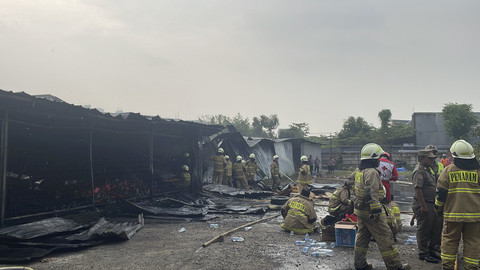 Situasi proses pendinginan gudang yang terbakar di kawasan Slipi, Jakarta Barat, Selasa (9/9/2025). Foto: Fadhil Pramudya/kumparan
