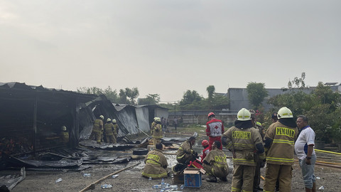 Situasi proses pendinginan gudang yang terbakar di kawasan Slipi, Jakarta Barat, Selasa (9/9/2025). Foto: Fadhil Pramudya/kumparan