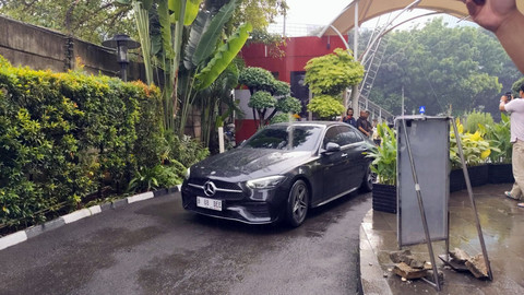 Mobil yang sempat dipindahkan dari rumah dinas eks Wamenaker Immanuel Ebenezer tiba di Gedung Merah Putih KPK, Jakarta, Selasa, (9/9/2025). Foto: Jonathan Devin/kumparan