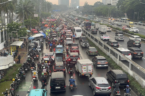Sejumlah kendaraan terjebak kemacetan imbas demo di depan kompleks Parlemen di Jalan Gatot Subroto, Jakarta, Selasa (9/9/2025). Foto: Rayyan Farhansyah/kumparan