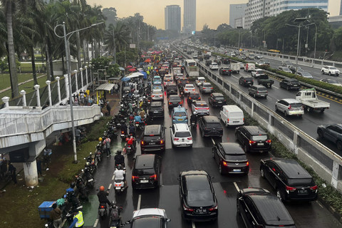 Sejumlah kendaraan terjebak kemacetan imbas demo di depan kompleks Parlemen di Jalan Gatot Subroto, Jakarta, Selasa (9/9/2025). Foto: Rayyan Farhansyah/kumparan