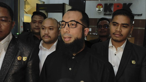 Pemilik agensi perjalanan haji PT Zahra Oto Mandiri atau Uhud Tour Khalid Basalamah usai menjalani pemeriksaan di Gedung Merah Putih KPK, Jakarta Selatan, Selasa (9/9/2025). Foto: Jonathan Devin/kumparan