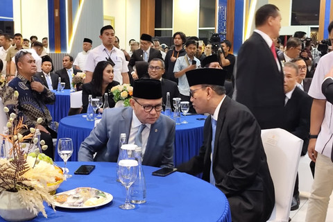 Menteri Pelindungan Pekerja Migran Indonesia Mukhtarudin berbincang dengan Mantan Menteri Pelindungan Pekerja Migran Indonesia Abdul Kadir Karding
jelang sertijab pada Selasa (9/9/2025). Foto: Luthfi Humam/kumparan