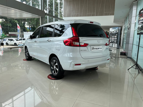 Stok terakhir Suzuki Ertiga GX Hybrid di diler Suzuki Dwiperkasa Mobiltama Bogor, Senin (8/9/2025). Foto: Syahrul Ghiffari/kumparan