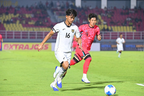 Aksi Hokky Caraka (kiri) saat Timnas U-23 Indonesia vs Korsel dalam laga ketiga Grup J Kualifikasi Piala Asia di Stadion Gelora Delta Sidoarjo, Selasa (9/9/2025). Foto: Imam Santoso/kumparan