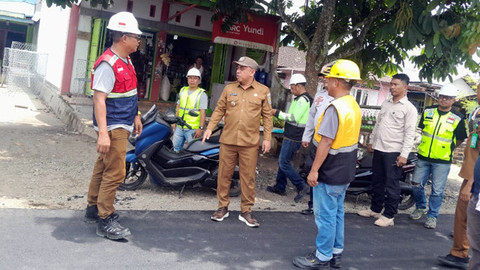 Bupati Bolaang Mongondow, Yusra Alhabsyi, saat meninjau sejumlah pekerjaan proyek infrastruktur di wilayah Dumoga.