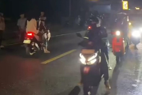 Puluhan pemotor terluka akibat tergelincir saat melintas di Jalan Raya Cipanas-Puncak, Pacet, Cianjur, Jawa Barat, Selasa (9/9/2025). Foto: kumparan