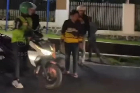 Puluhan pemotor terluka akibat tergelincir saat melintas di Jalan Raya Cipanas-Puncak, Pacet, Cianjur, Jawa Barat, Selasa (9/9/2025). Foto: kumparan