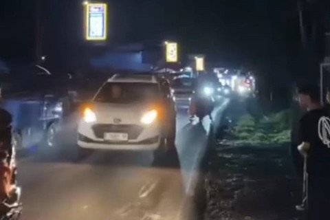 Puluhan pemotor terluka akibat tergelincir saat melintas di Jalan Raya Cipanas-Puncak, Pacet, Cianjur, Jawa Barat, Selasa (9/9/2025). Foto: kumparan