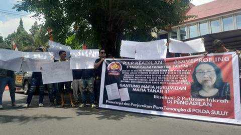 Aksi demo yang dilakukan Adat Brigade Manguni Nusa Utara Indonesia (Sulut), yang menuntut agar aparat penegak hukum bertindak tegas terhadap praktik mafia tanah yang telah merugikan seorang guru besar di IPB, Prof Ing Mokoginta.