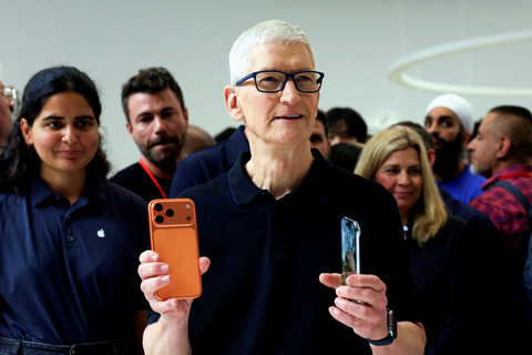 CEO Apple Tim Cook memegang iPhone 17 pro dan iPhone Air, saat Apple mengadakan acara di Steve Jobs Theater di kampusnya, Cupertino, California, AS, Selasa (9/9/2025). Foto: Manuel Orbegozo/REUTERS