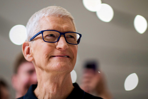 CEO Apple Tim Cook melihat produk-produk baru selama acara Awe-Dropping Apple di Steve Jobs Theater di kampus Apple Park, Cupertino, California, AS, Selasa (9/9/2025). Foto: Nio Coury/AFP