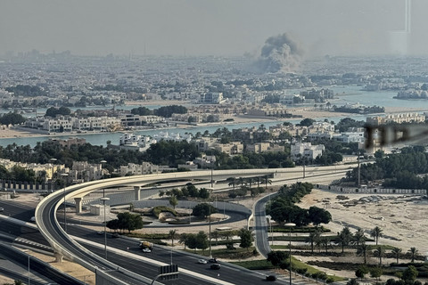 Asap mengepul dari sebuah ledakan, yang diduga disebabkan oleh serangan Israel, di Doha, Qatar, Selasa (9/9/2025). Foto: UGC via AP
