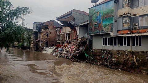 Bangunan toko kain yang roboh di Tukad Badung, Kota Denpasar, Bali roboh, Rabu (10/9/2025). Foto: Denita br Matondang/kumparan