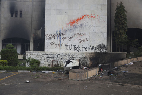 Grafiti dan kerusakan menghiasi dinding Gedung Parlemen di Kathmandu, Nepal, Rabu (10/9/2025). Foto: Adnan Abidi/REUTERS