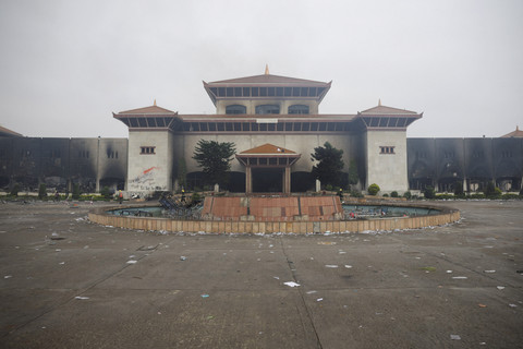 Gedung Parlemen yang kosong setelah dibakar massa usai demo ricuh di Kathmandu, Nepal, Rabu (10/9/2025). Foto: Adnan Abidi/REUTERS