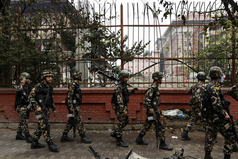 Tentara Nepal berpatroli di luar Mahkamah Agung selama jam malam usai demo ricuh di Kathmandu, Nepal, Rabu (10/9/2025). Foto: Navesh Chitrakar/REUTERS