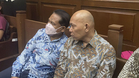 Mantan Ketua PN Jakarta Pusat, Rudi Suparmono (batik biru), dihadirkan menjadi saksi kasus dugaan suap vonis lepas perkara CPO, di Pengadilan Tipikor Jakarta, Rabu (10/9/2025). Foto: Fadhil Pramudya/kumparan