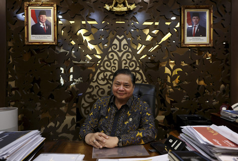 Airlangga Hartarto, Menteri Perekonomian Indonesia, berpose setelah wawancara dengan Reuters di kantornya di Jakarta (26/8/2025). Foto: Willy Kurniawan/REUTERS