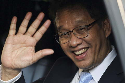 Menteri Keuangan Indonesia yang baru dilantik Purbaya Yudhi Sadewa melambai kepada wartawan usai pelantikannya di Istana Kepresidenan di Jakarta (8/9/2025). Foto: Willy Kurniawan/REUTERS