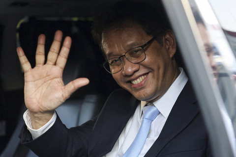Menteri Keuangan Indonesia yang baru dilantik Purbaya Yudhi Sadewa melambai kepada wartawan usai pelantikannya di Istana Kepresidenan di Jakarta (8/9/2025). Foto: Willy Kurniawan/REUTERS