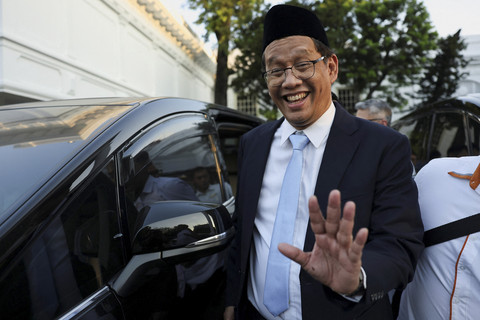 Menteri Keuangan Indonesia yang baru dilantik Purbaya Yudhi Sadewa melambai kepada wartawan usai pelantikannya di Istana Kepresidenan di Jakarta (8/9/2025). Foto: Willy Kurniawan/REUTERS