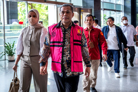 Terdakwa kasus suap vonis lepas Djuyamto (kanan) menuju sidang suap majelis hakim atas vonis lepas (ontslag) dalam kasus korupsi terkait ekspor CPO di Pengadilan Tipikor, Jakarta Rabu (10/9/2025). Foto: Bayu Pratama S/ANTARA FOTO