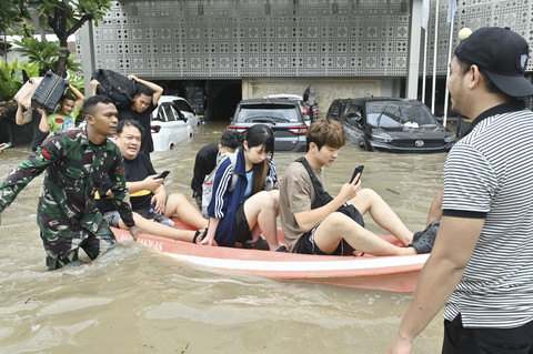 Petugas mengevakuasi wisatawan mancanegara yang terjebak banjir di kawasan Kuta, Badung, Bali, Rabu (10/9/2025). Foto: Fikri Yusuf/ANTARA FOTO