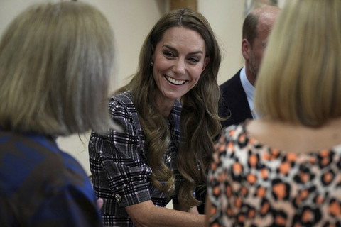 Kate Middleton, Putri Wales pada hari kunjungannya ke National Federation of Women's Institute untuk memperingati tiga tahun wafatnya Ratu Elizabeth II di Sunningdale, Inggris (8/9/2025). Foto: Alastair Grant/REUTERS