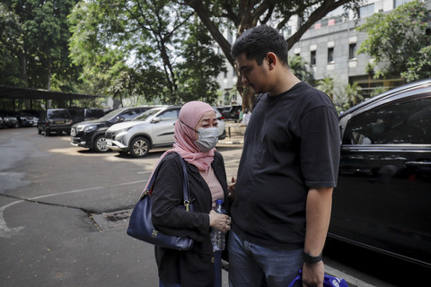 Magda Antista usai menjenguk putranya yang ditahan di Rutan Polda Metro Jaya, Jakarta, Rabu (10/9/2025). Foto: Jamal Ramadhan/kumparan