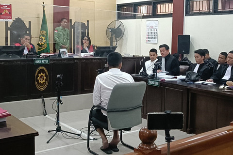 Terdakwa Jonathan Frizzy dalam sidang kasus vape berisikan obat keras di PN Tangerang, Banten, Rabu (10/9/2025). Foto: Giovanni/kumparan