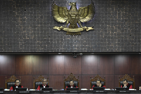 Ketua MK Suhartoyo bersama Wakil Ketua MK Saldi Isra dan anggota Majelis Hakim MK Arief Hidayat, Ridwan Mansyur dan Arsul Sani memimpin sidang putusan terkait sengketa Pilkada 2024 wilayah Kab. Boven Digoel, Kab. Barito Utara dan Provinsi Papua. Foto: Fauzan/ANTARA FOTO