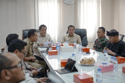Dirjen Politik dan Pemerintahan Umum Kemendagri, Bahtiar, saat berkunjung ke Kantor Bupati Karawang, Rabu (10/9/2025). Foto: Dok. Kemendagri