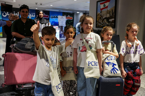 Omar Abu Kuwaik, anak Gaza yang kehilangan lengannya, memberi isyarat saat enam keluarga Gaza dengan anak-anak yang terluka tiba di Bandara Internasional Beirut-Rafic Hariri, Beirut, Lebanon, Selasa (2/9/2025). Foto: Mohamed Azakir/REUTERS