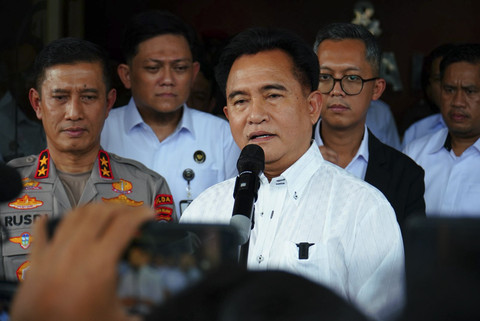 Menteri Koordinator Bidang Hukum, HAM, Imigrasi, dan Pemasyarakatan, Yusril Ihza Mahendra, mengunjungi tahanan tersangka demo rusuh di Kota Makassar, Sulsel, Rabu (10/9/2025). Foto: Dok. kumparan