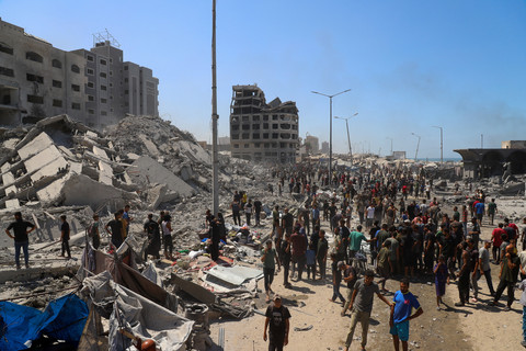 Warga berkumpul di lokasi serangan udara Israel yang menghantan bangunan hunian di Kota Gaza, 10 September 2025. Foto: REUTERS/Ebrahim Hajjaj