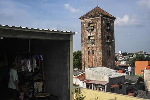 Warga menjemur pakaian di dekat bangunan Menara Air Balai Yasa Manggarai di Jakarta, Rabu (10/9/2025). Foto: Sulthony Hasanuddin/ANTARA FOTO