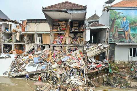 Kondisi bangunan ruko yang hancur diterjang banjir terlihat di kawasan Jalan Sulawesi, Denpasar, Bali, Rabu (10/9/2025). Foto: Fikri Yusuf/ANTARA FOTO