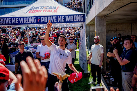 Aktivis dan komentator sayap kanan AS Charlie Kirk melemparkan topi ke arah kerumunan sesaat sebelum ia ditembak di Orem, Utah, AS, Rabu (10/9/2025). Foto: Trent Nelson/The Salt Lake Tribune via REUTERS