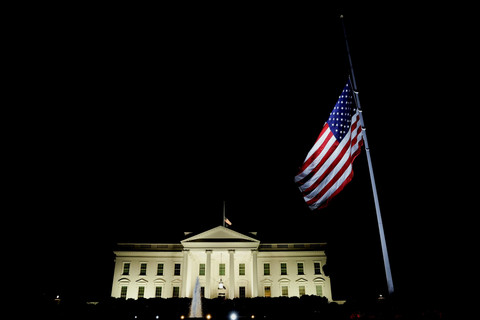 Bendera AS di Gedung Putih diturunkan setengah tiang setelah aktivis sayap kanan AS, komentator Charlie Kirk, sekutu Presiden AS Donald Trump, ditembak mati di Utah, di Washington, DC, AS, Rabu (10/9/2025). Foto: Daniel Becerril/Reuters