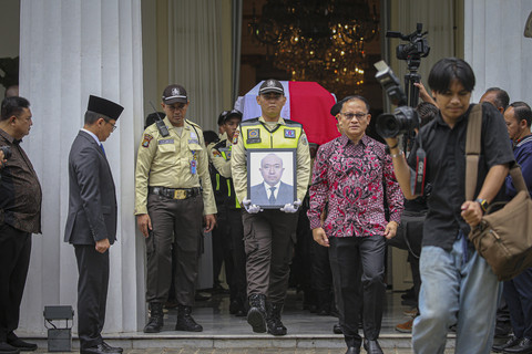 Suasana saat penghormatan terakhir kepada jenazah Zetro Leonardo Purba, staf Kedutaan Besar Republik Indonesia (KBRI) yang diduga tewas ditembak di Peru, di Gedung Kementerian Luar Negeri, Jakarta, Kamis (11/9/2025). Foto: Aditia Noviansyah/kumparan