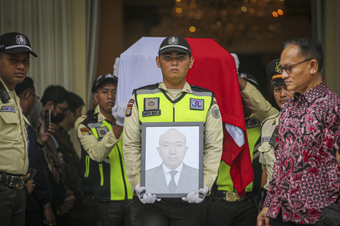 Suasana saat penghormatan terakhir kepada jenazah Zetro Leonardo Purba, staf Kedutaan Besar Republik Indonesia (KBRI) yang diduga tewas ditembak di Peru, di Gedung Kementerian Luar Negeri, Jakarta, Kamis (11/9/2025). Foto: Aditia Noviansyah/kumparan