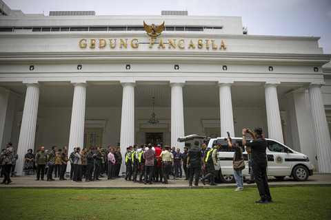 Sejumlah petugas mengangkat jenazah Zetro Leonardo Purba, staf Kedutaan Besar Republik Indonesia (KBRI) yang diduga tewas ditembak di Peru saat penghormatan terakhir di Gedung Kementerian Luar Negeri, Jakarta, Kamis (11/9/2025). Foto: Aditia Noviansyah/kumparan