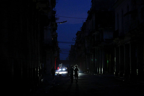 Orang-orang berjalan di jalan saat terjadi pemadaman listrik di Havana, Kuba, Rabu (10/9/2025). Foto: Norlys Perez/Reuters